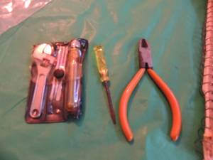 lot 2638 image: Tiny Tool kit and wire cutter