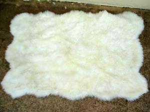 lot 7 image: SOFT AND PLUSH WHITE THROW CARPET - 45 X 72