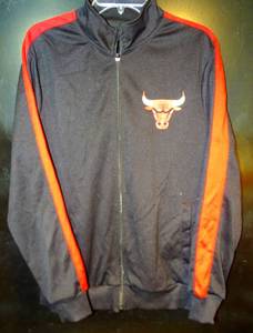 lot 36 image: EXCELLENT MENS SIZE MEDIUM NBA LICENSED CHICAGO BULLS ZIP UP JACKET