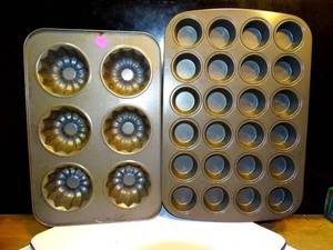 lot 75 image: VINTAGE METAL BAKING PANS AS SHOWN