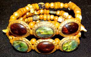 lot 113 image: GORGEOUS WRIST BRACELET- ELASTIC BAND