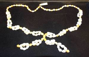 lot 115 image: $$ 36 CONTINUOAS STRAND SHELL NECKLACE