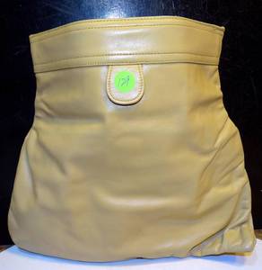 lot 129 image: LOVELY WOMENS SNAP CLOSE CLUTCH PURSE - BEIGE