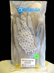 lot 182 image: NEW - ANDANDA KITCHEN CUT RESISTANT GLOVE - SIZE MED