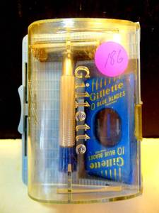 lot 186 image: RARE VINTAGE ORIGINAL 1950s GILETTE TRAVEL RAZOR KIT $$$