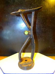 lot 202 image: ANTIQUE CAST IRON SHOE SHINE STAND (LATE 19TH TO EARLY 20TH CENTURY)