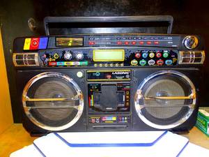 lot 203 image: BIG $ LOT - RARE LASONIC i931 RETRO STYLE GHETTO BLASTER BOOMBOX - CHECK COMPS (POWERS ON)