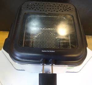 lot 204 image: BELLA BASIC 1.5 QT AIR FRYER MODEL DF181 (NEEDS POWER SUPPLY)