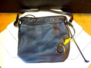 lot 230 image: EXCELLENT VINCE CAMUTO BLACK LEATHER WOMENS HANDBAG $$