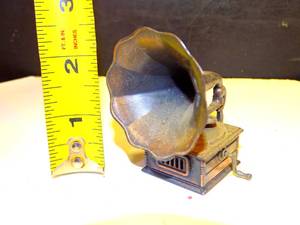 lot 258 image: VINTAGE DIE CAST METAL GRAMOPHONE RECORD PLAYER PENCIL SHARPENER