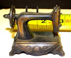 lot 259 image: VINTAGE DIE CAST METAL ANTIQUE SEWING MACHINE PENCIL SHARPENER