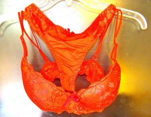 lot 279 image: SHEIN WOMENS RED LACE BRA AND THONG SET - SIZE MED
