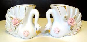 lot 283 image: VINTAGE MCM PORCELAIN SWAN SALT & PEPPER SHAKER SET (JAPAN)