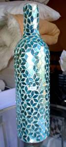 lot 304 image: LOVELY DECORATIVE MOSAIC VASE - NO BOTTOM. (DISPLAYS NICELY)