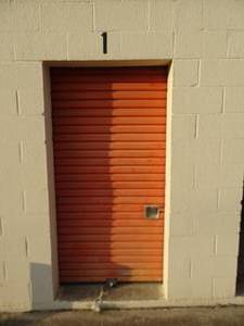 lot 296 image: DELINQUENT UNIT - D1 (6 x 10) FULL CONTENTS INCLUDES COUCH, BEDDING, HOUSEHOLD, CLOTHING & MORE