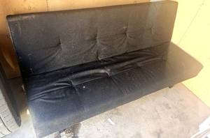 lot 309 image: NICE BLACK FUTON IN GOOD CONDITION (BEEN IN STORAGE - NEEDS CLEANING)