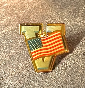 lot 89 image: Vintage 1940s V for Victory with American Flag Pin
