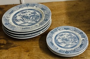 lot 134 image: Vintage Blue Willow Fine China Dinner Plates (4) &amp BreadSalad Plates (3)