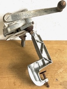 lot 100 image: Antique Maid of Honor Restaurant Style Hand-Crank Can Opener