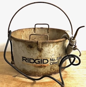 lot 92 image: Ridgid Oiler No 318 Bucket with Hand Pump Gun