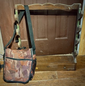 lot 75 image: Vintage Wall-Hanging Gun Rack &amp Camo Utility Hunting Bag&nbsp