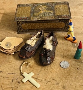lot 119 image: A Childs Forgotten Treasure Tin - AntiqueVintage Whitmans Mosaic Salmagundi Chocolate Tin with the Treasure it Contained