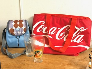 lot 251 image: Vintage Coca-Cola Soft Sided Insulated CoolerLunch Bag &amp Igloo Polka Dot Design Soft-Sided Insulated Lunch Box WShoulder Strap, Along With Clear Coc-Cola Fountain Glass and &nbspChristmas 1997Happy Holidays Coke Collectible Glass