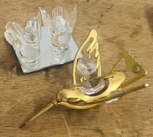 lot 276 image: Mascot Int. 24k Gold Plated Hummingbird with Austrian Crystal on a Swivel Base &amp Pair of Lovebirds on a Mirrored Base