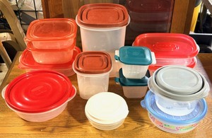 lot 219 image: Thirteen (13) Plastic Food Containers - Including Rubbermaid &amp Good Cook