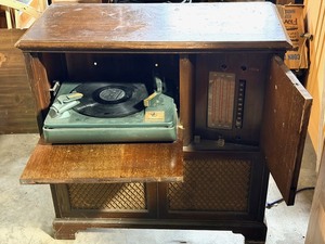 lot 223 image: Vintage Tube Type Console Radio &amp 78 rpm Record Player