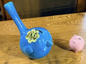 lot 305 image: Vintage Ceramic Bluebird Bank & 1960s Ceramic Pink Pig