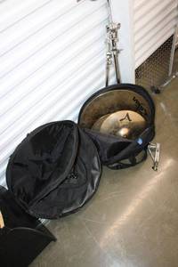 lot 7 image: Cymbal set with stand