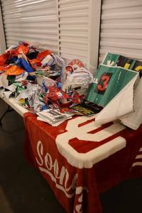 lot 11 image: Outdoor string pennants, baseball banners and OU blanket