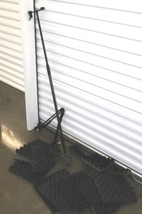 lot 114 image: Altman pipe clamp, hinged arm bracket, foam pads
