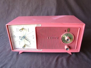 lot 520 image: Vintage 1958 Zentih AM alarm clock radio, still powers on