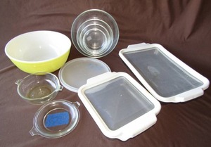 lot 526 image: Anchor Hocking glass bakeware, Bormioli Rocco Italian glass bowl set, and Pyrex baking dishes