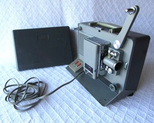 lot 534 image: Vintage Argus M-500 film projector (Needs a new bulb)