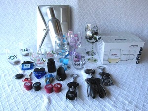 lot 535 image: Assorted wine serving accessories as shown