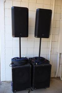 lot 116 image: Peavey Speaker stands -  RBN 112 top speaker, DM 115 Subwoofer bottom speaker in the course of transportation of the speakers one of the RBNs fell off the stand and cracked the casing. powered on and still worked just not pretty as it was. SEE Pics