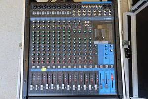 lot 120 image: Yamaha MG16XU soundboard with storage case