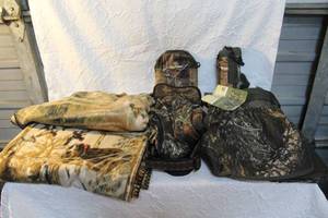 lot 54 image: 2-throw blankets and mossy oaks 2x pants and  game and shell bag and much more see pictures