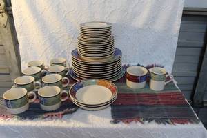lot 57 image: Lot of dishes with a patch like pattern on it