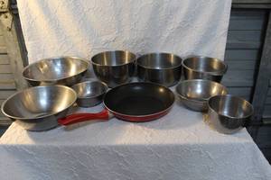 lot 70 image: Lot of metal bowls and a pan