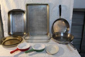 lot 71 image: Modern Gourmet Foods Stoneware Tart Quiche Small Pie Pan Red and White 5 and green and white 5 casserole dish and much more see pictures