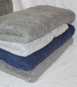 lot 80 image: Lot of bath towels