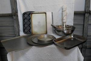 lot 104 image: Backing lot with a emerging blender and large metal bowl see pictures
