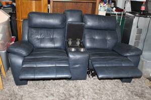 lot 145 image: Recliner loveseat