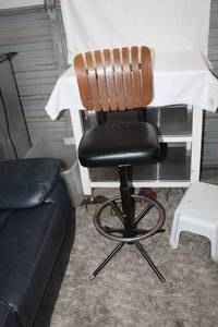 lot 146 image: Swiveling barstool with back