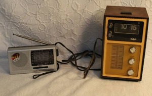 lot 171 image: 17 Band  FMFMAMSWI1-9 RECEIVER AND RCA Model RZD436R ROSEWOOD GR AMFM RADIO ALARM CLOCK