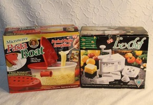 lot 189 image: Microwave Pasta Boat. And Le Chef Manual Food Processor.